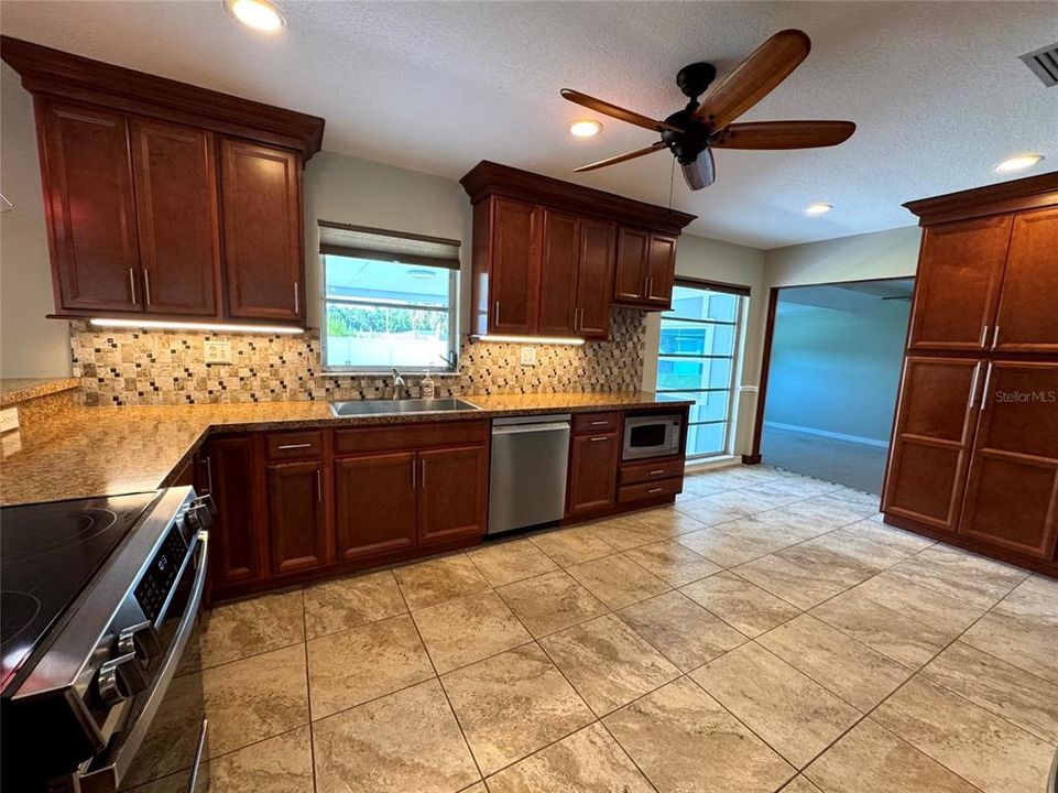 Под контрактом: $2,900 (3 спален, 2 ванн, 1837 Квадратных фут)