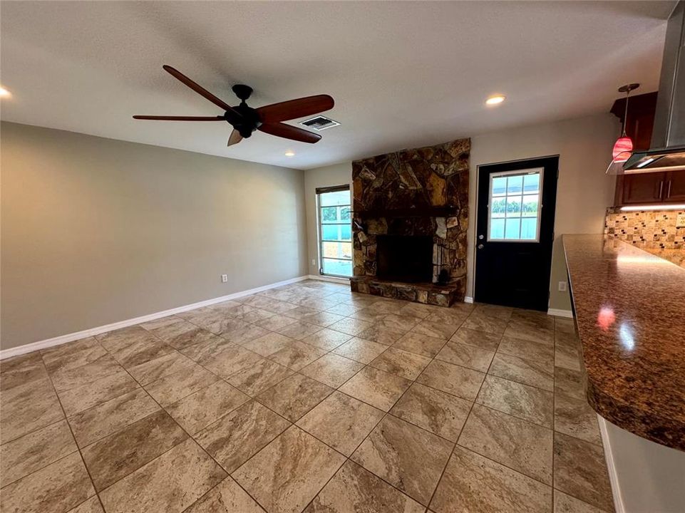 Под контрактом: $2,900 (3 спален, 2 ванн, 1837 Квадратных фут)