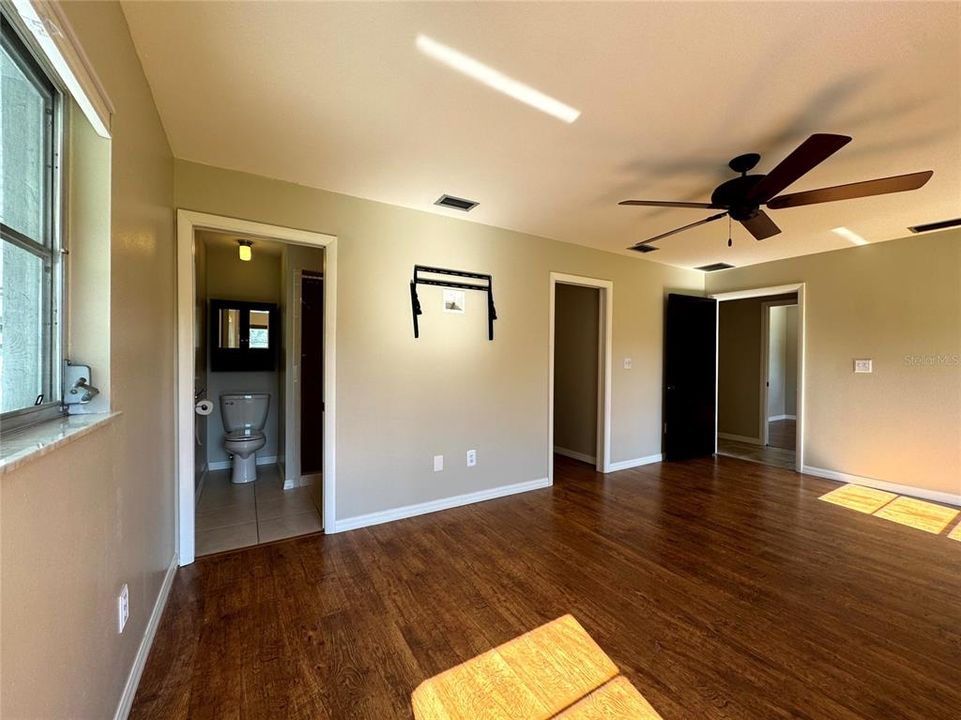 Под контрактом: $2,900 (3 спален, 2 ванн, 1837 Квадратных фут)