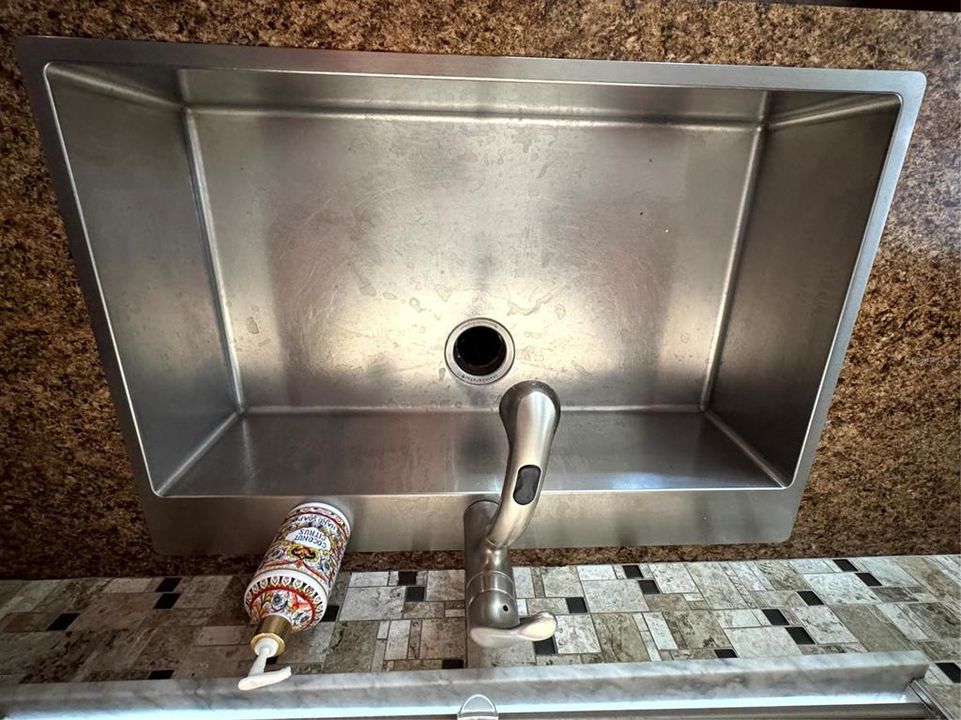 Под контрактом: $2,900 (3 спален, 2 ванн, 1837 Квадратных фут)