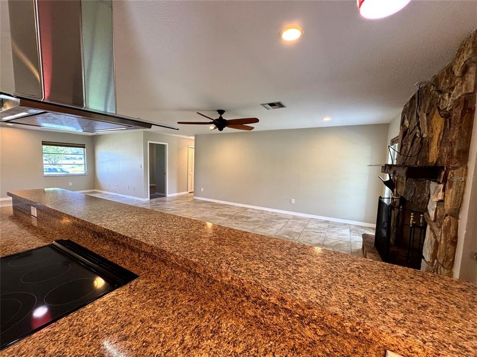 Под контрактом: $2,900 (3 спален, 2 ванн, 1837 Квадратных фут)