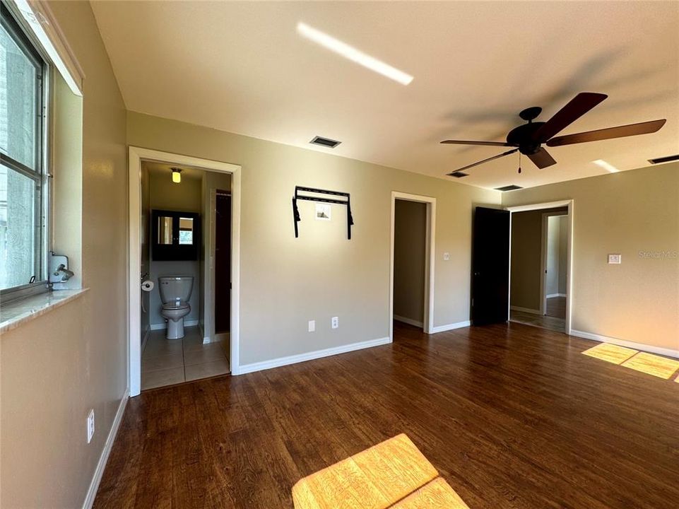 Под контрактом: $2,900 (3 спален, 2 ванн, 1837 Квадратных фут)