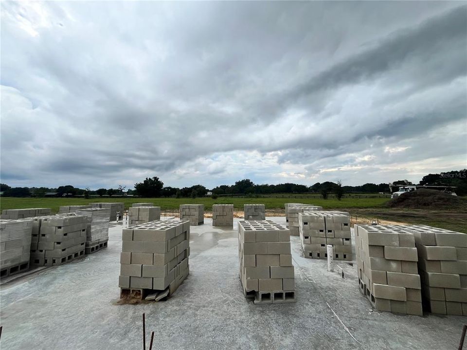 Под контрактом: $438,350 (4 спален, 3 ванн, 2537 Квадратных фут)