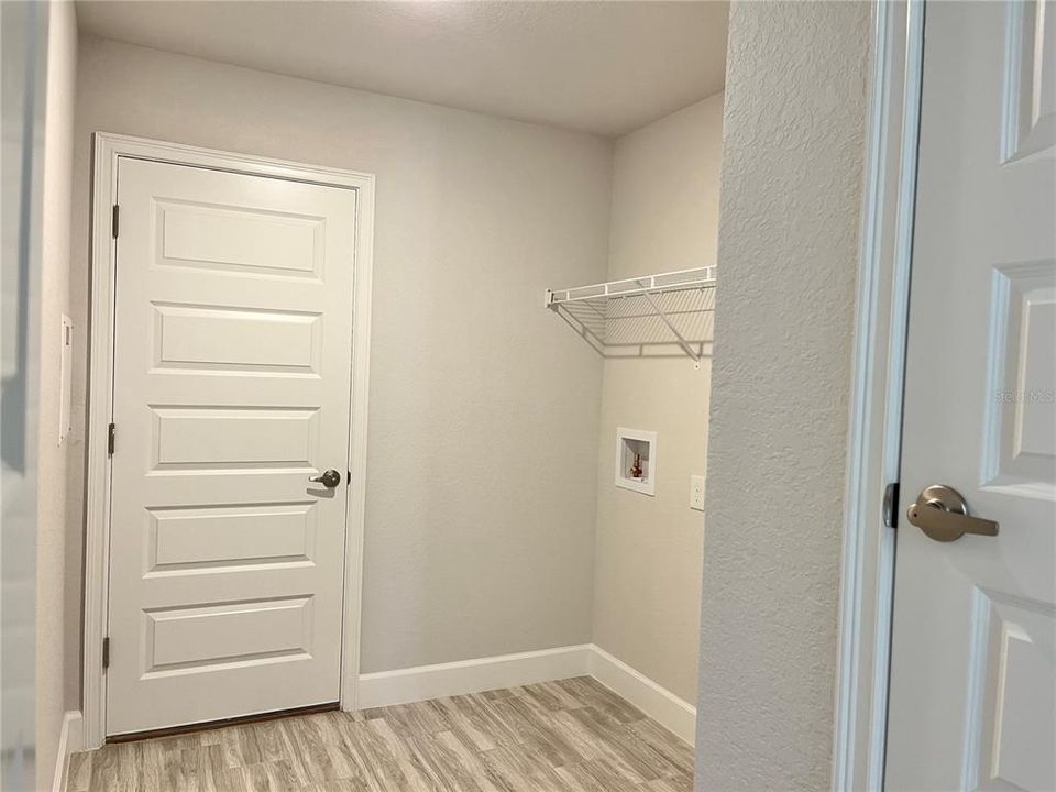 Под контрактом: $438,350 (4 спален, 3 ванн, 2537 Квадратных фут)