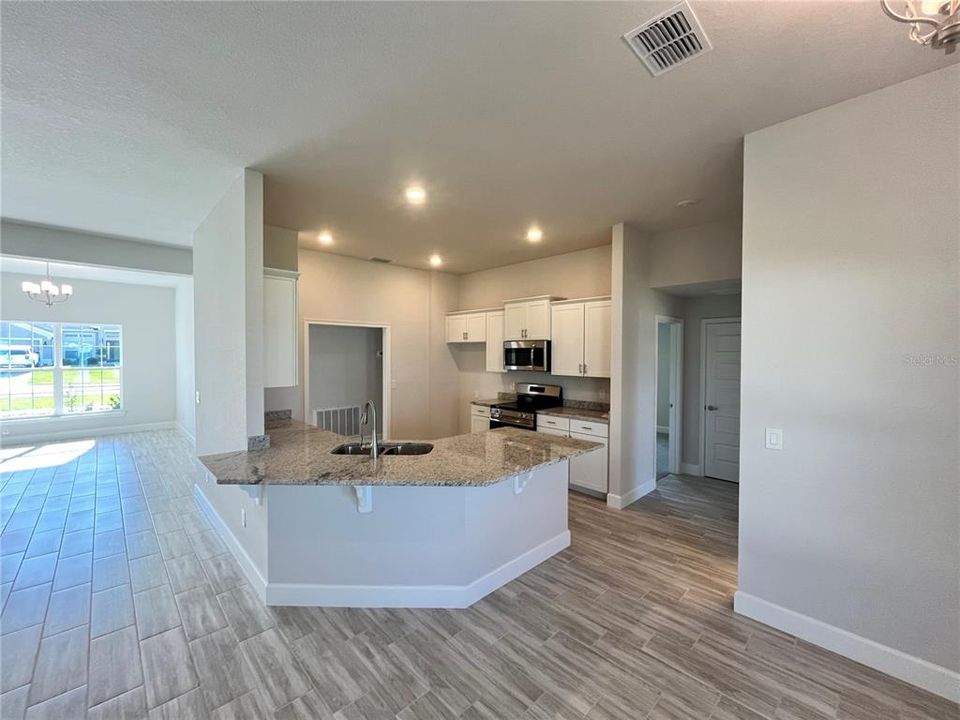 Под контрактом: $438,350 (4 спален, 3 ванн, 2537 Квадратных фут)