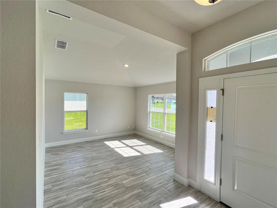 Под контрактом: $438,350 (4 спален, 3 ванн, 2537 Квадратных фут)