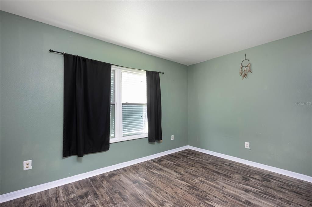 合同活跃: $184,500 (3 贝兹, 2 浴室, 924 平方英尺)