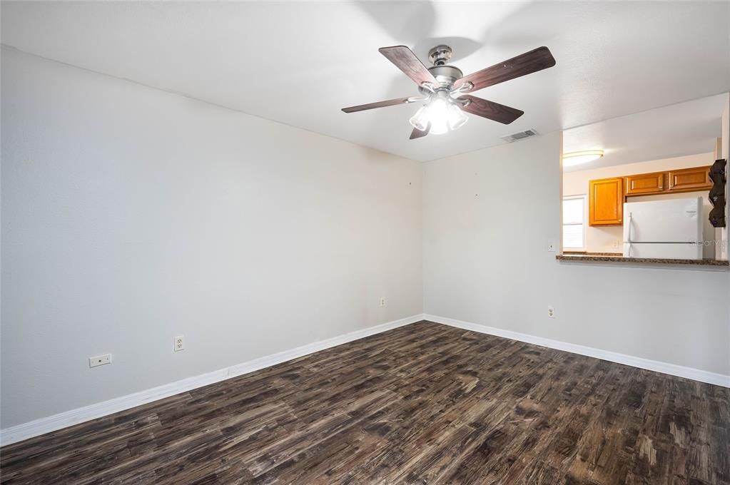 合同活跃: $184,500 (3 贝兹, 2 浴室, 924 平方英尺)