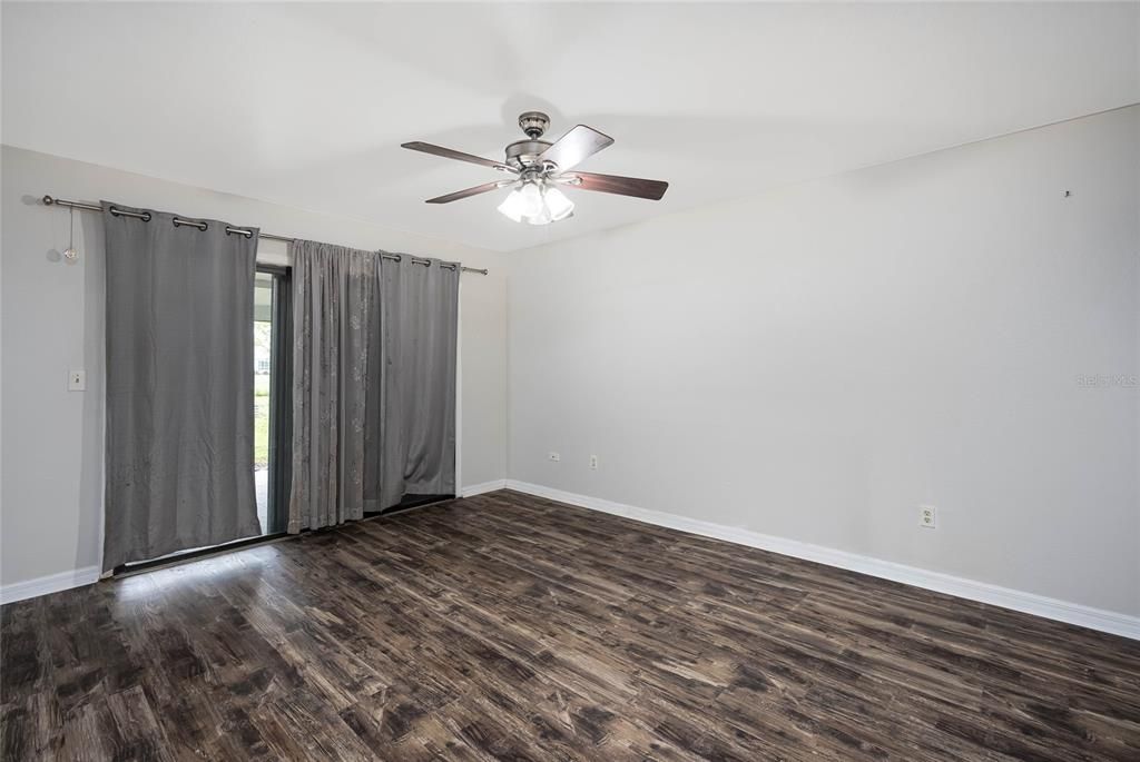 合同活跃: $184,500 (3 贝兹, 2 浴室, 924 平方英尺)