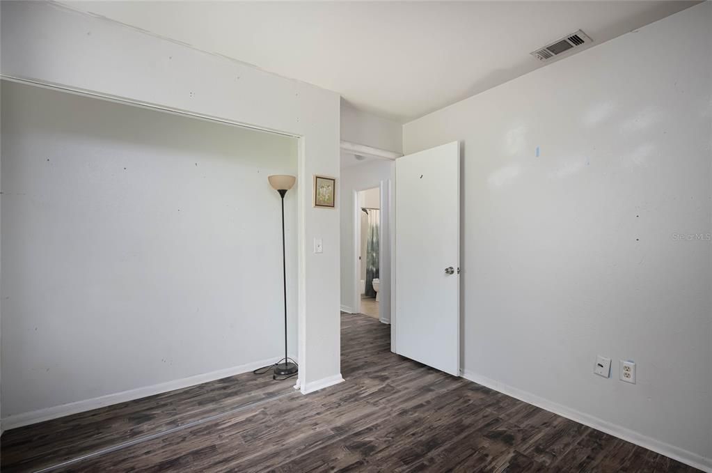 合同活跃: $184,500 (3 贝兹, 2 浴室, 924 平方英尺)