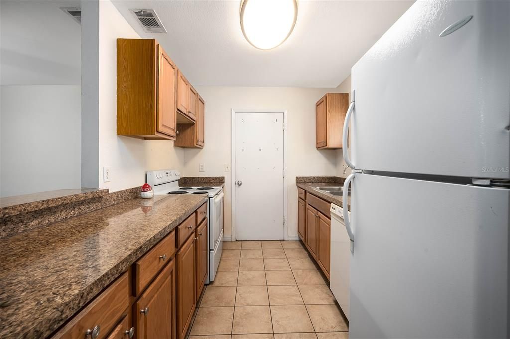 合同活跃: $184,500 (3 贝兹, 2 浴室, 924 平方英尺)