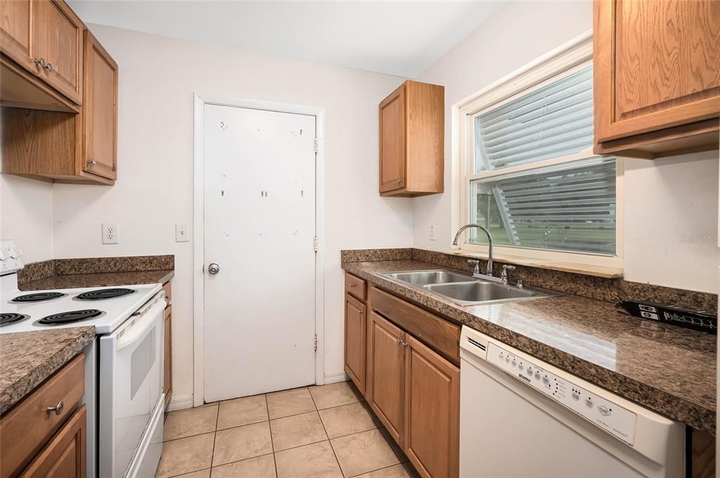 合同活跃: $184,500 (3 贝兹, 2 浴室, 924 平方英尺)