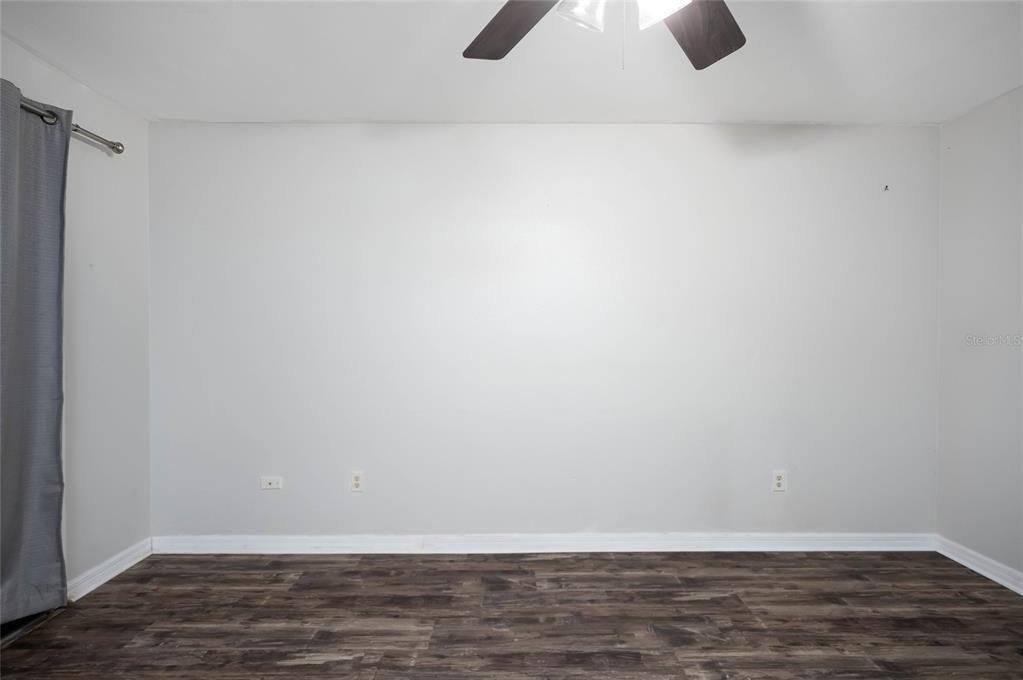 合同活跃: $184,500 (3 贝兹, 2 浴室, 924 平方英尺)