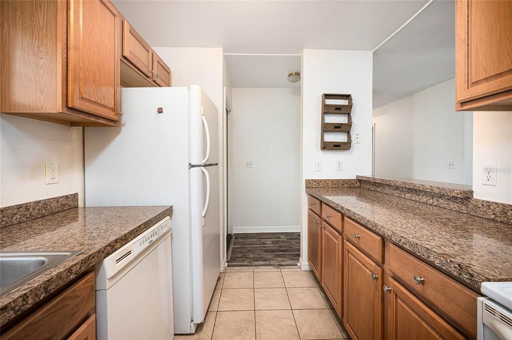 合同活跃: $184,500 (3 贝兹, 2 浴室, 924 平方英尺)