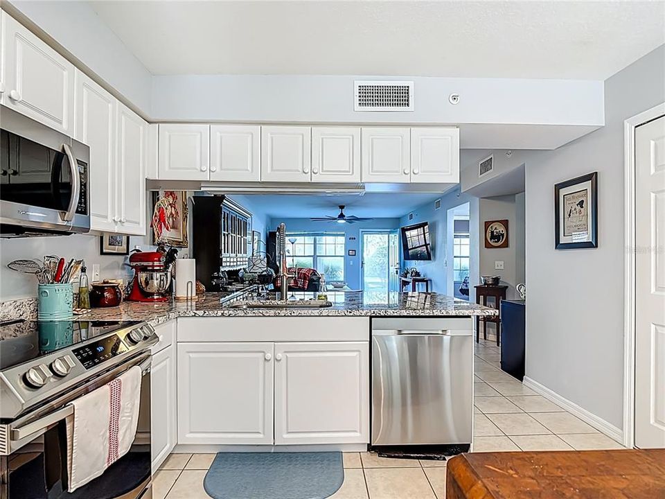 待售: $280,000 (2 贝兹, 2 浴室, 1230 平方英尺)