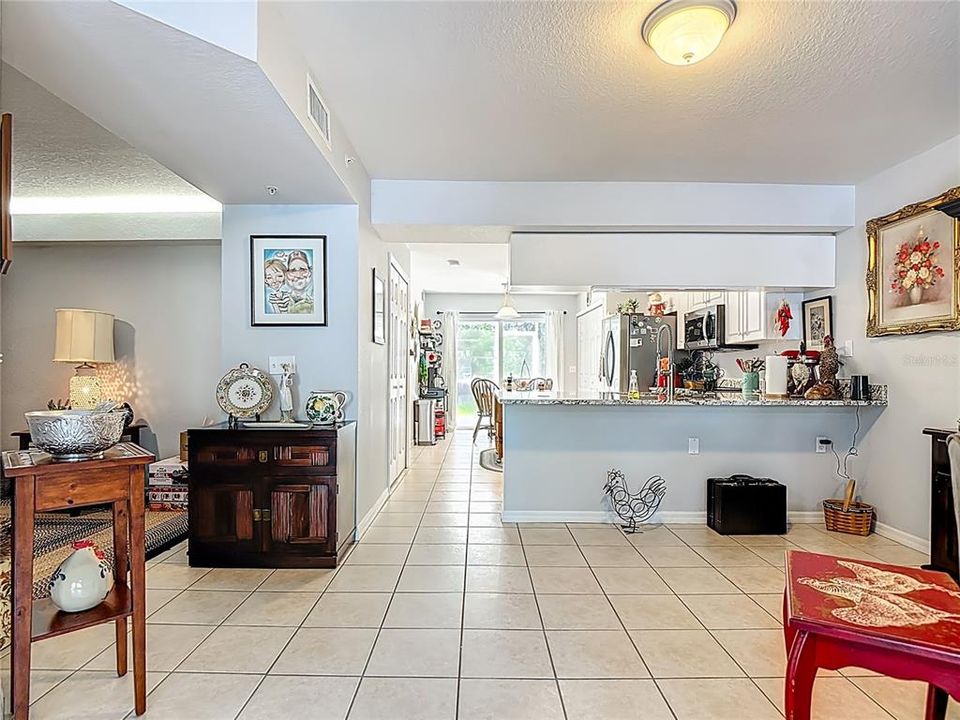 待售: $280,000 (2 贝兹, 2 浴室, 1230 平方英尺)