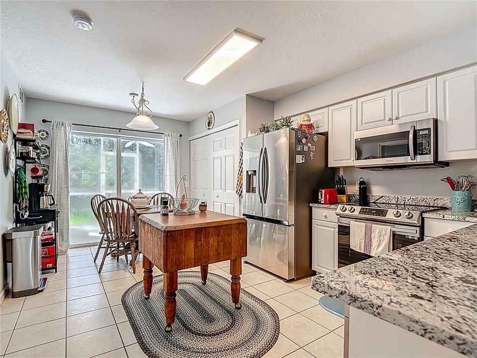 待售: $280,000 (2 贝兹, 2 浴室, 1230 平方英尺)