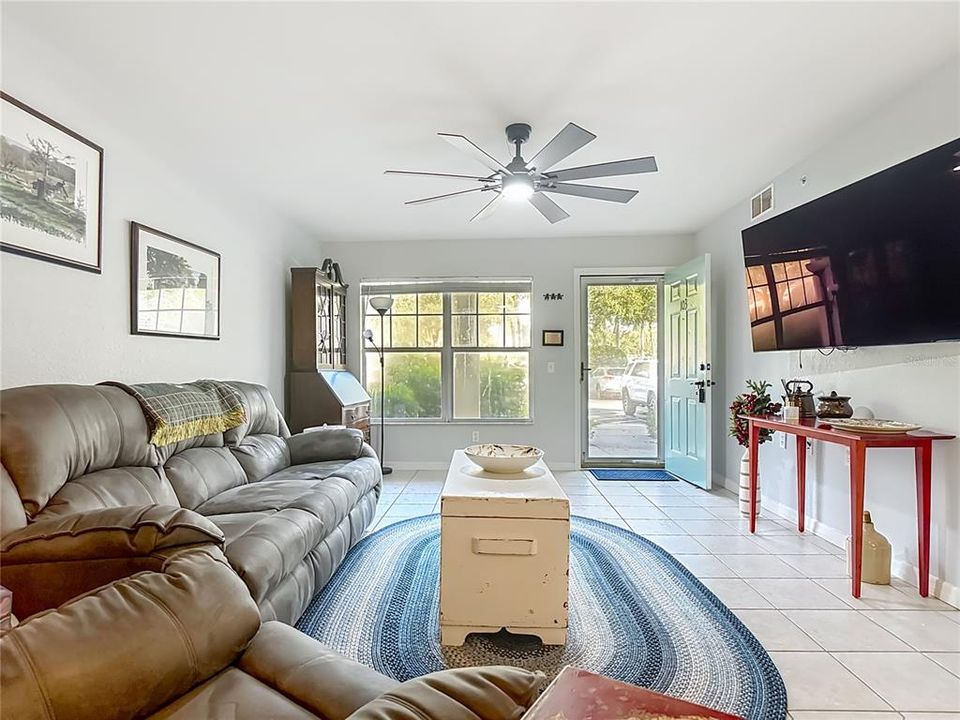 待售: $280,000 (2 贝兹, 2 浴室, 1230 平方英尺)