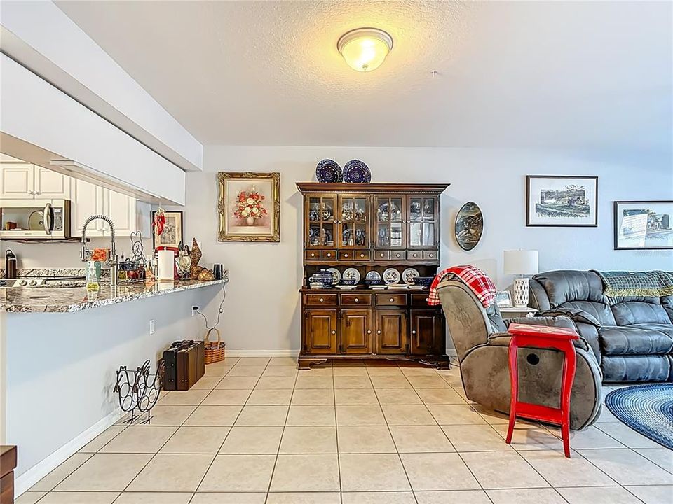 待售: $280,000 (2 贝兹, 2 浴室, 1230 平方英尺)