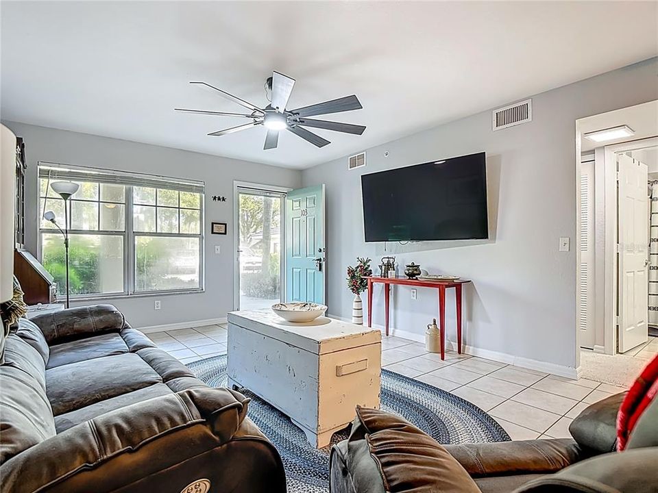 待售: $280,000 (2 贝兹, 2 浴室, 1230 平方英尺)