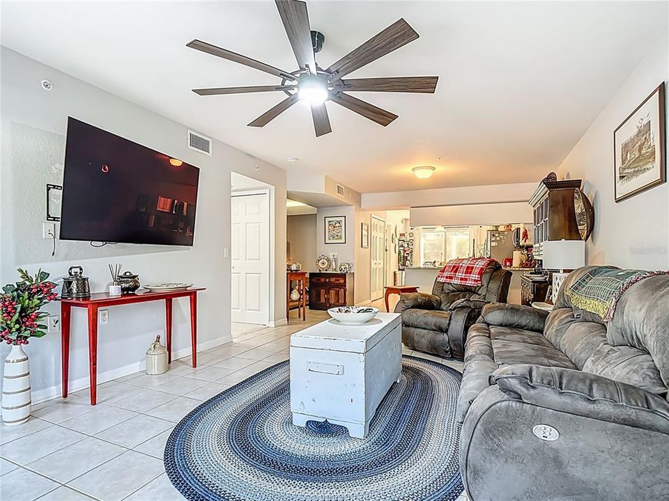 待售: $280,000 (2 贝兹, 2 浴室, 1230 平方英尺)