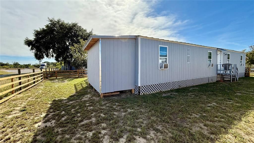 For Sale: $149,900 (2 beds, 2 baths, 784 Square Feet)