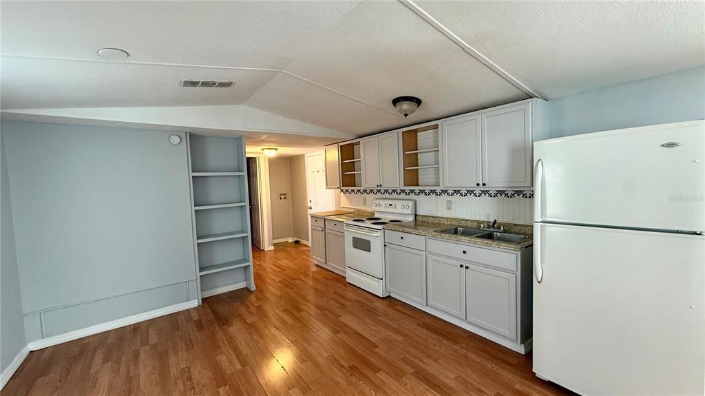 For Sale: $149,900 (2 beds, 2 baths, 784 Square Feet)