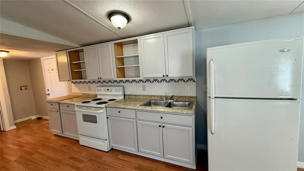 For Sale: $149,900 (2 beds, 2 baths, 784 Square Feet)