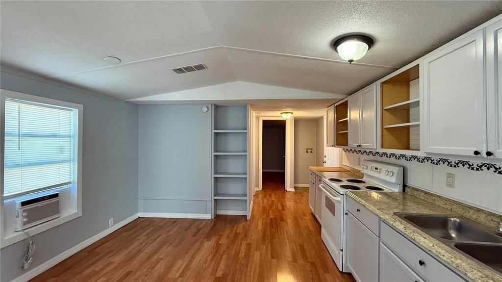 For Sale: $149,900 (2 beds, 2 baths, 784 Square Feet)