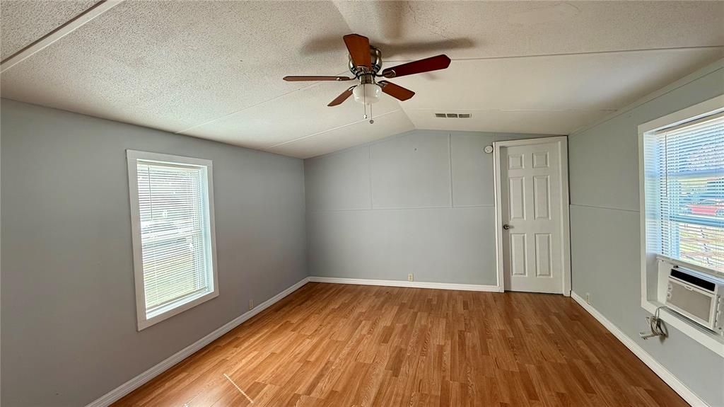 For Sale: $149,900 (2 beds, 2 baths, 784 Square Feet)