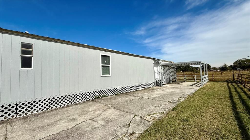 For Sale: $149,900 (2 beds, 2 baths, 784 Square Feet)