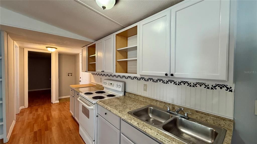 For Sale: $149,900 (2 beds, 2 baths, 784 Square Feet)