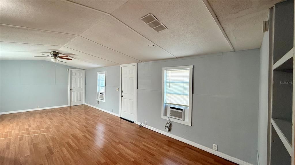 For Sale: $149,900 (2 beds, 2 baths, 784 Square Feet)