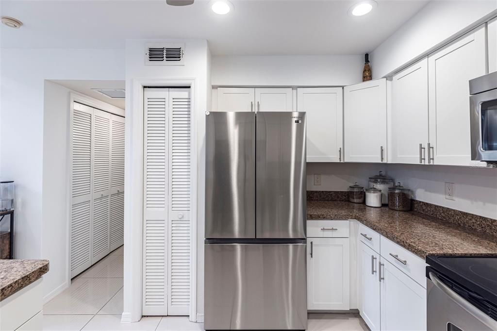 待售: $255,000 (2 贝兹, 2 浴室, 1279 平方英尺)