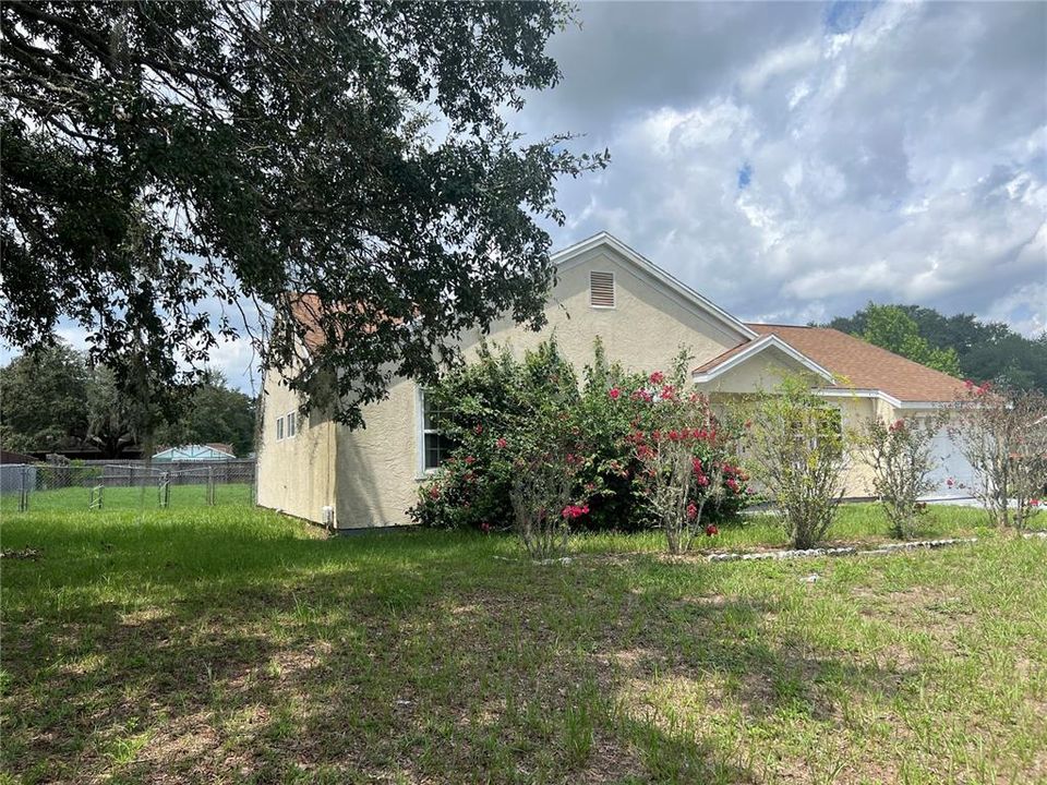 Active With Contract: $139,900 (3 beds, 2 baths, 1272 Square Feet)