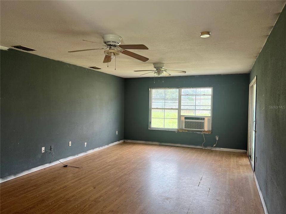 Active With Contract: $139,900 (3 beds, 2 baths, 1272 Square Feet)