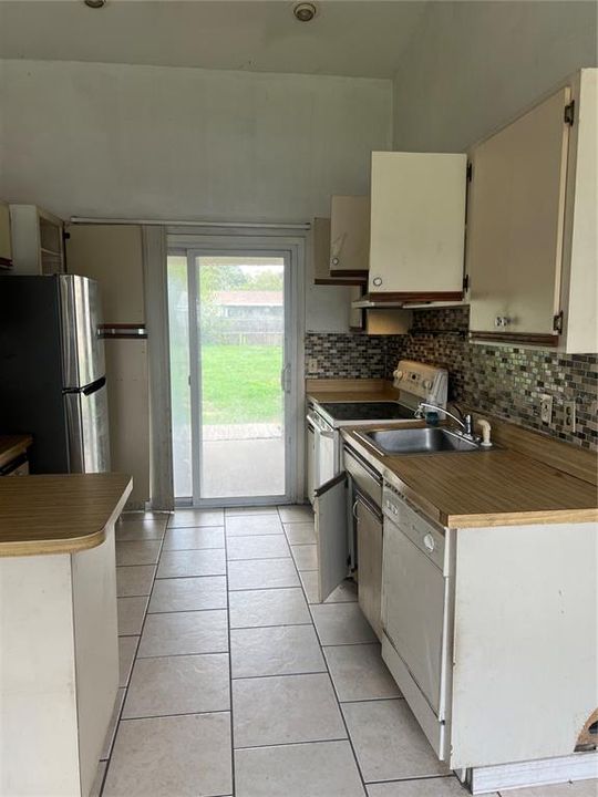 Active With Contract: $139,900 (3 beds, 2 baths, 1272 Square Feet)