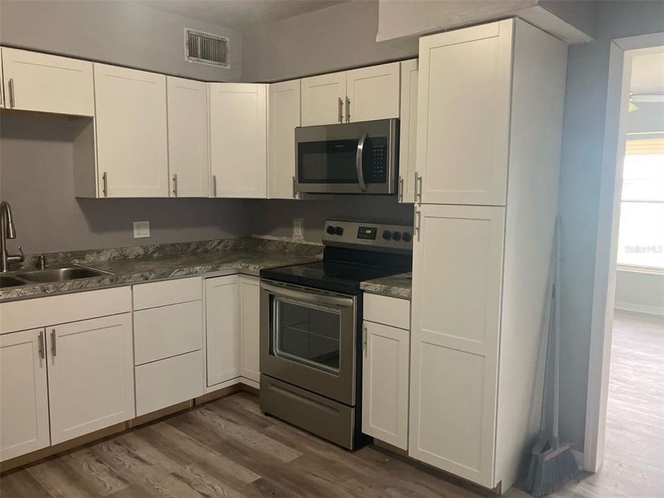 For Sale: $215,000 (3 beds, 2 baths, 1238 Square Feet)