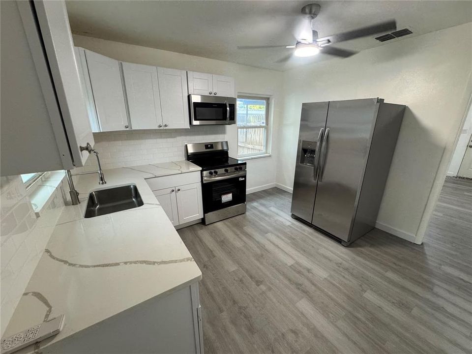 Active With Contract: $320,000 (2 beds, 1 baths, 816 Square Feet)