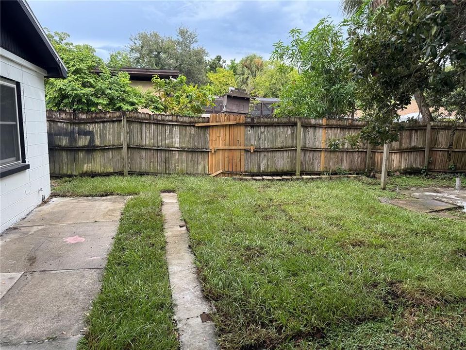 Active With Contract: $320,000 (2 beds, 1 baths, 816 Square Feet)