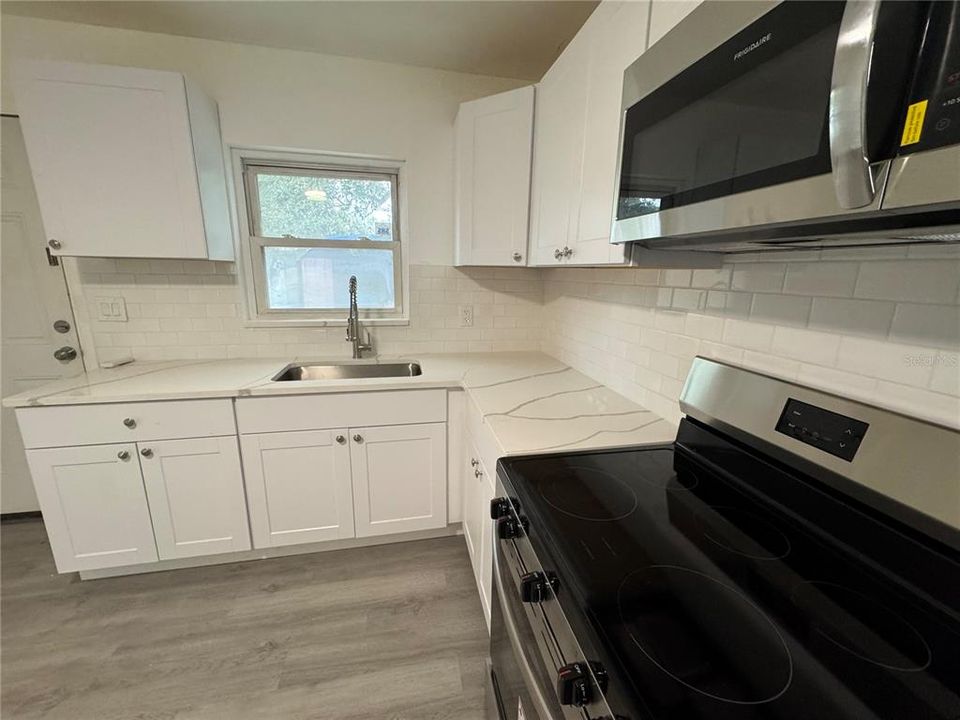 Active With Contract: $320,000 (2 beds, 1 baths, 816 Square Feet)