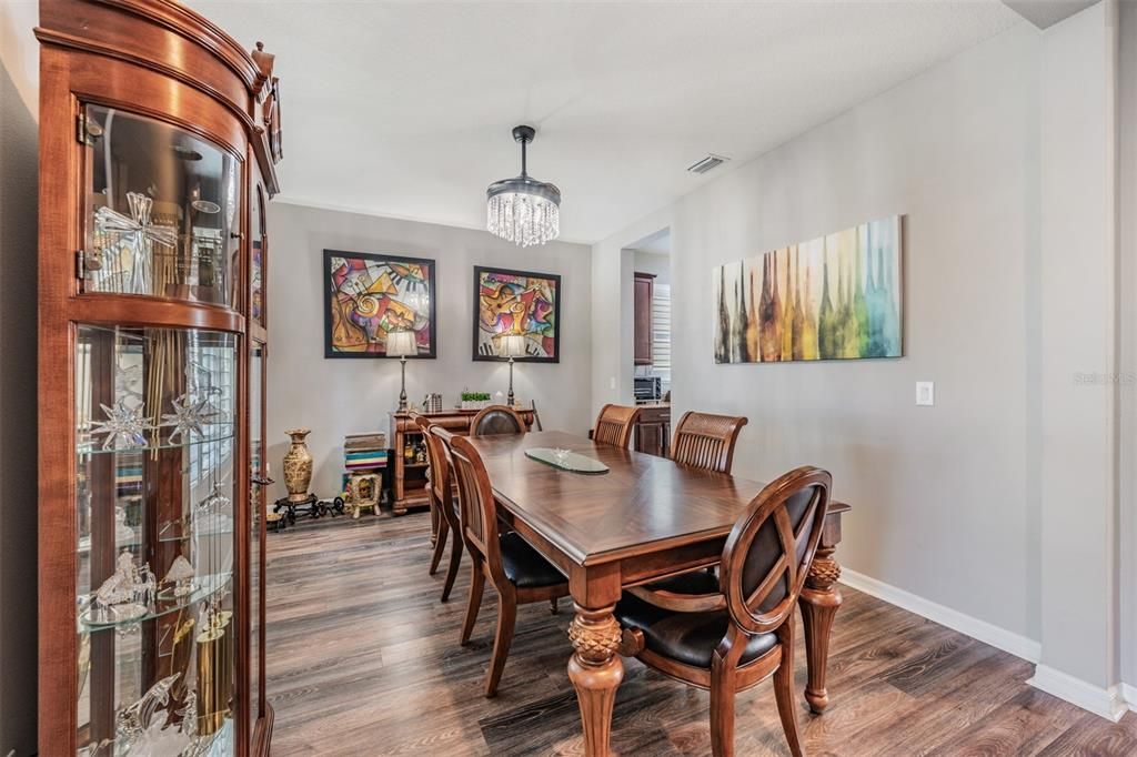 Activo con contrato: $585,000 (4 camas, 3 baños, 2612 Pies cuadrados)