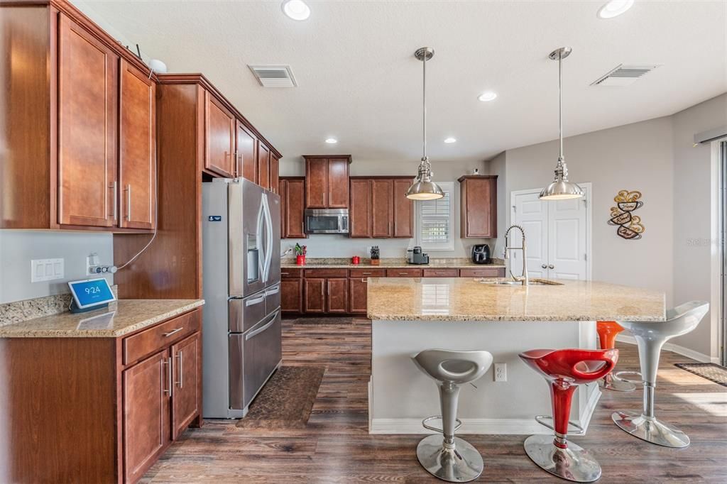 Activo con contrato: $585,000 (4 camas, 3 baños, 2612 Pies cuadrados)