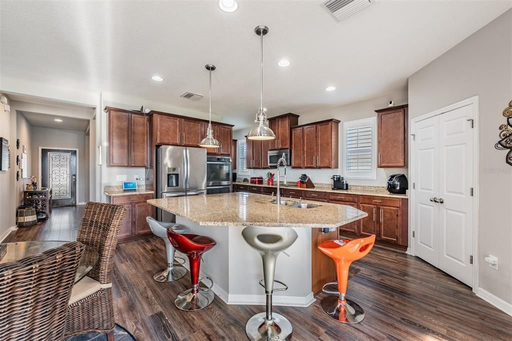 Activo con contrato: $585,000 (4 camas, 3 baños, 2612 Pies cuadrados)