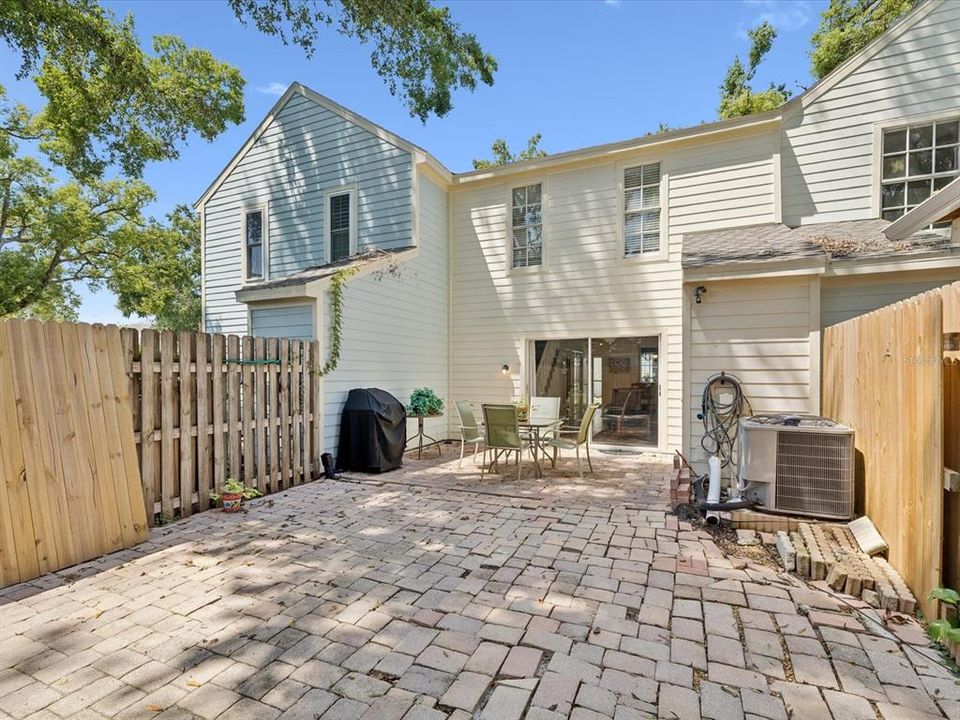 Activo con contrato: $219,000 (2 camas, 2 baños, 1223 Pies cuadrados)