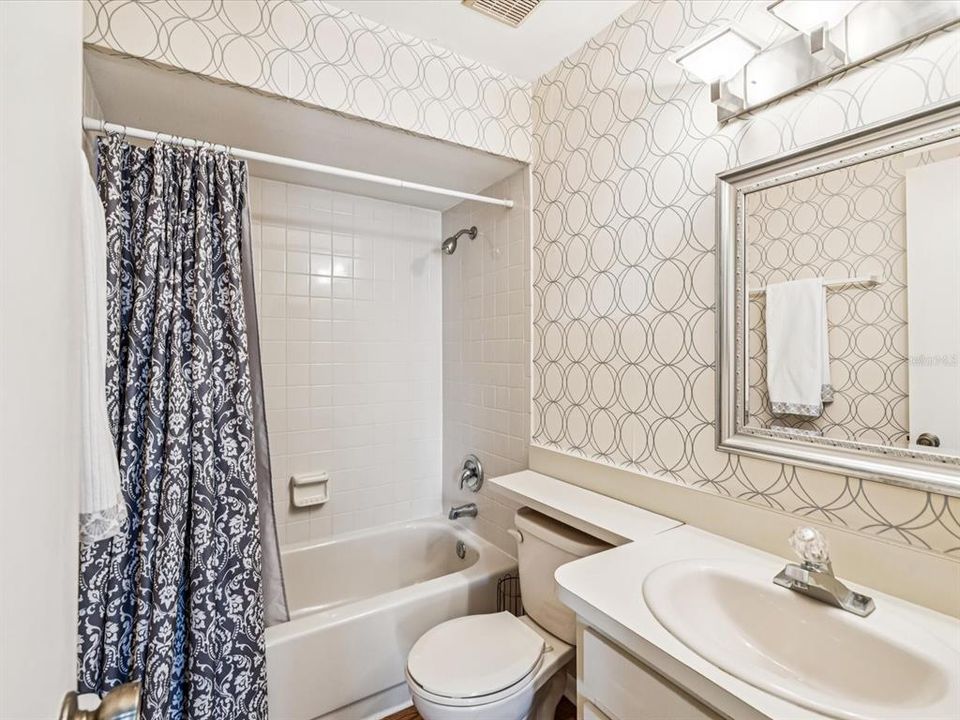 Activo con contrato: $219,000 (2 camas, 2 baños, 1223 Pies cuadrados)