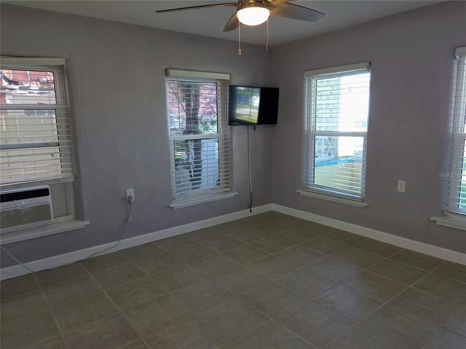 Active With Contract: $1,850 (2 beds, 2 baths, 1006 Square Feet)