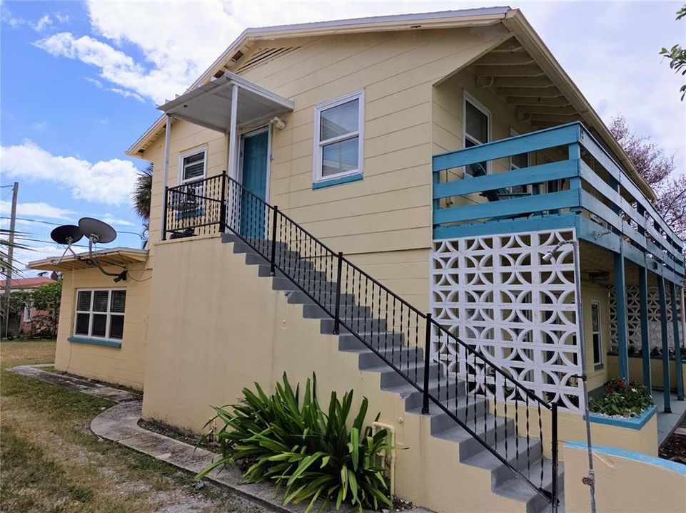 Active With Contract: $1,850 (2 beds, 2 baths, 1006 Square Feet)