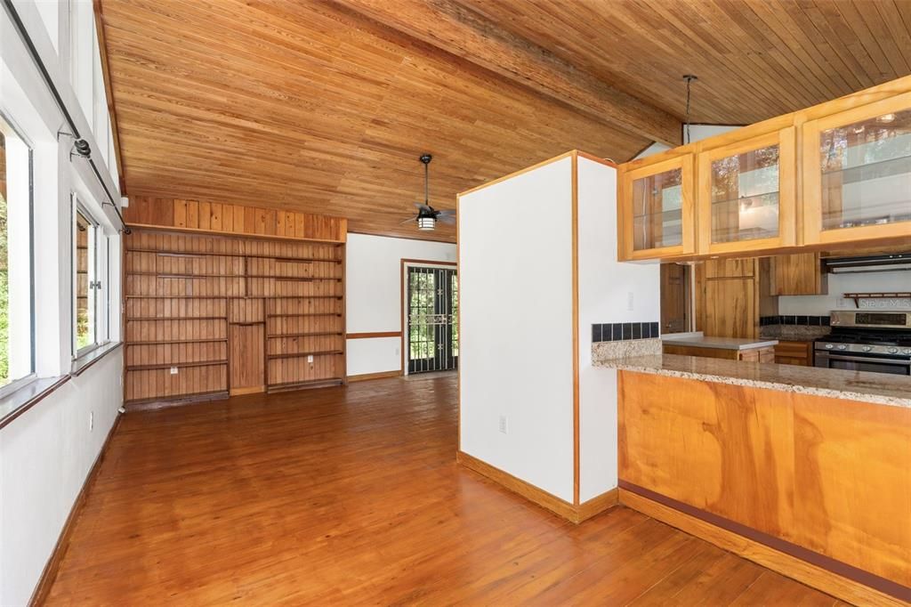 Под контрактом: $308,000 (3 спален, 2 ванн, 1502 Квадратных фут)