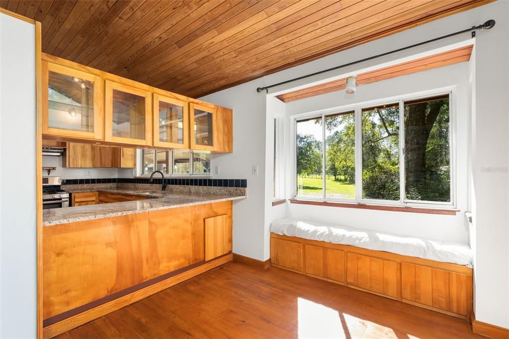 Под контрактом: $308,000 (3 спален, 2 ванн, 1502 Квадратных фут)